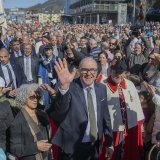 Le canton de Zoug a fêté jeudi son conseiller fédéral Martin Pfister. Il a été accueilli à Baar (ZG) par des centaines de personnes. KEYSTONE/URS FLUEELER